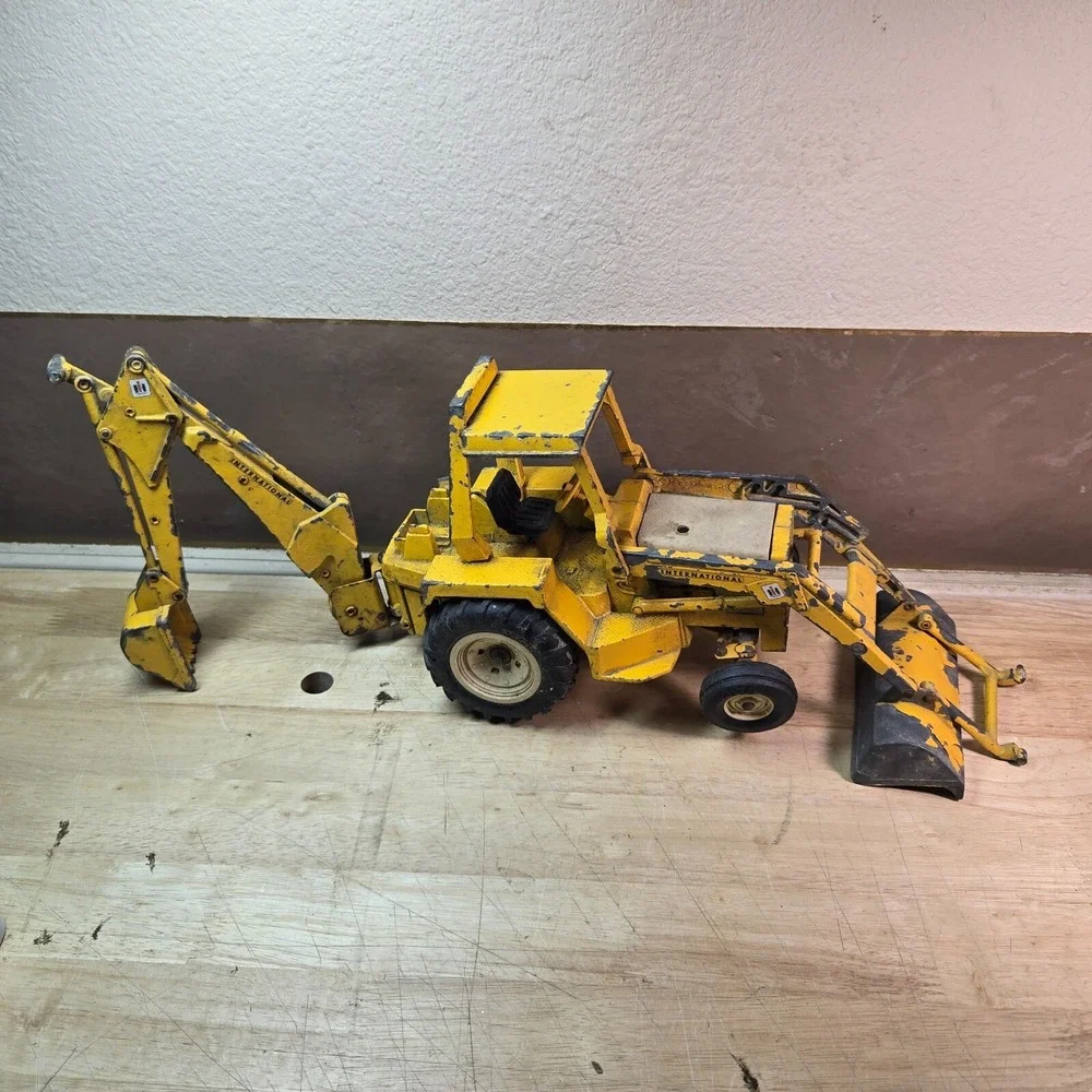 Vintage Ertl International Harvester IH Model #472 Backhoe Die-Cast READ